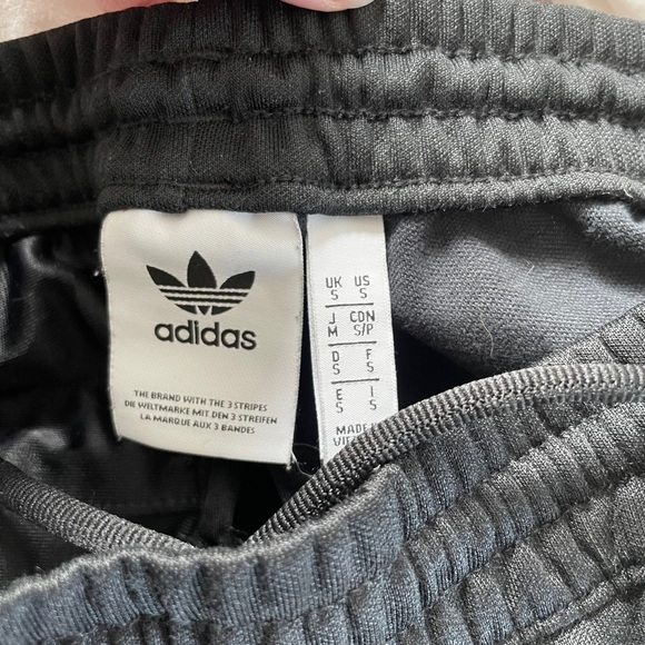 Aritzia adidas cropped skinny 3 stripe track pant FINALPRICE - Picture 2 of 3